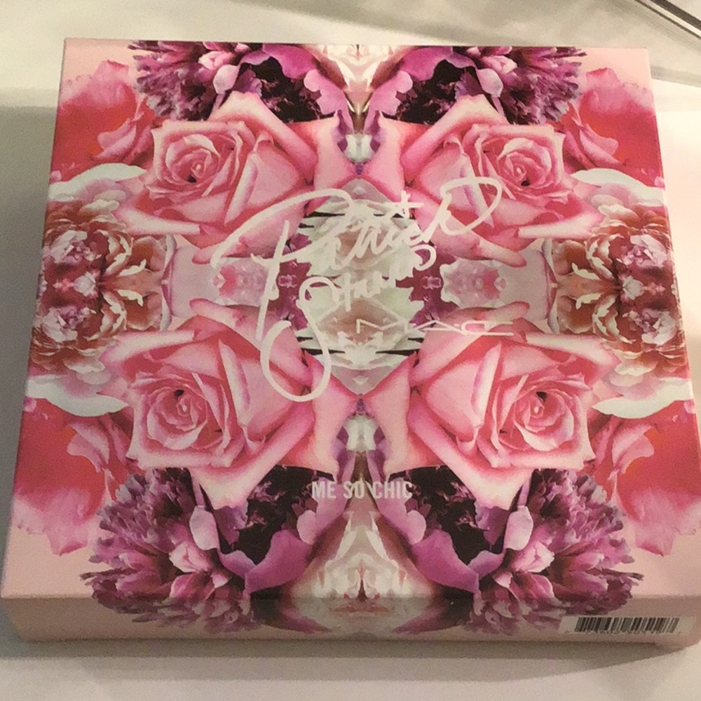 Me so chic face kit new in box.
